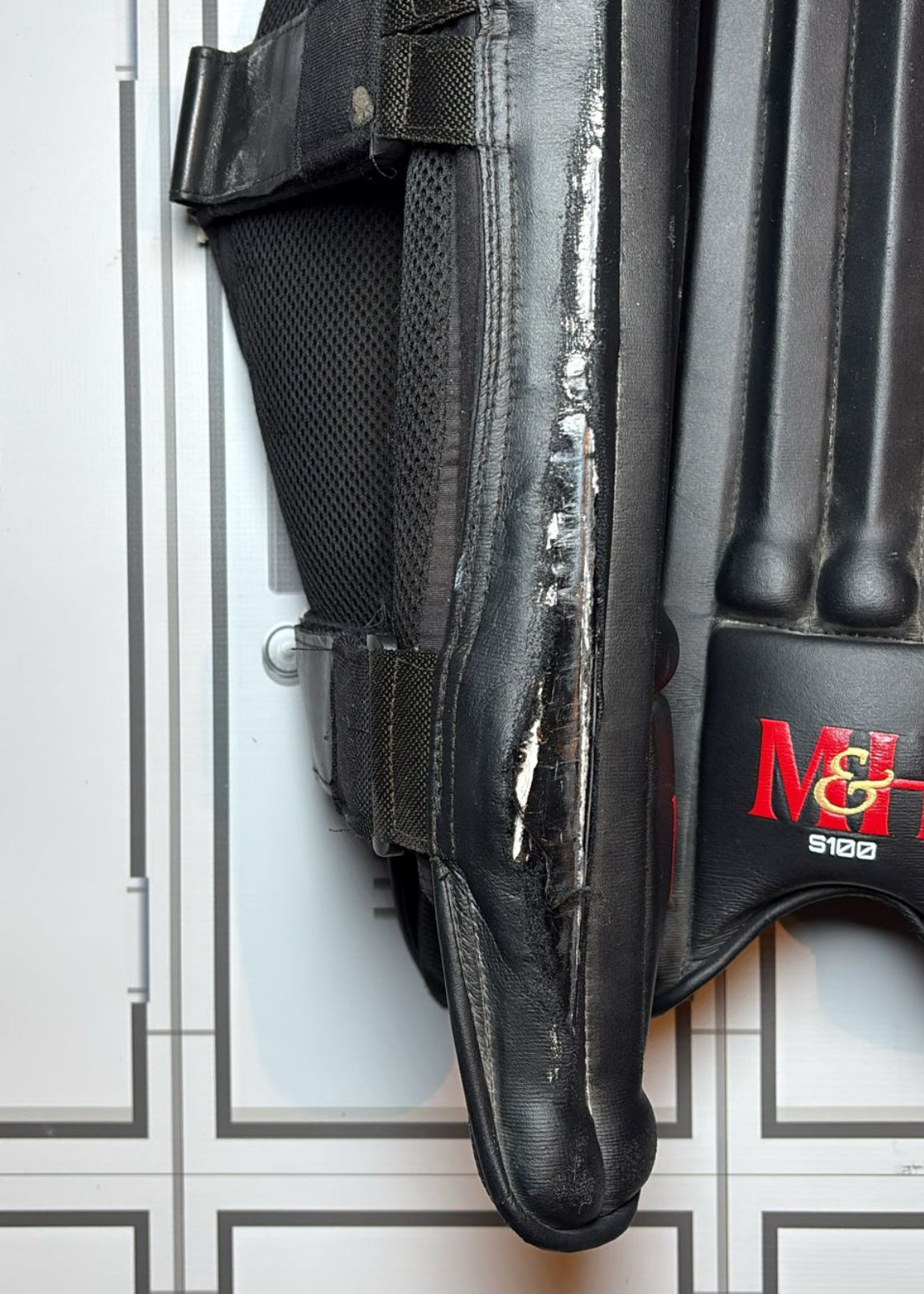 Millichamp and Hall S100 Batting Pads [Black]
